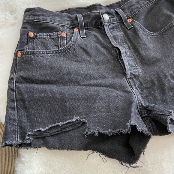 Levi’s 501 Black Denim Cut Off Short Shorts Raw Hem Size 29 Summer Jean Shorts - Picture 4 of 12